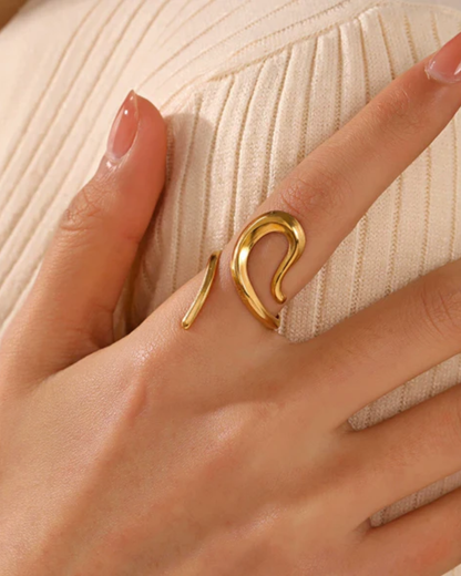 Anel Teresa banhado a ouro 14k em aço inoxidável